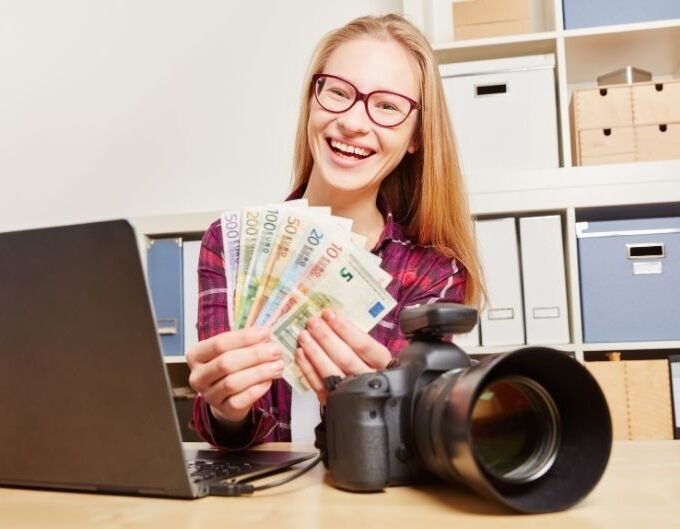 How to Make Money as a Social Media Marketing Expert